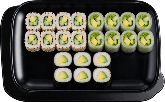 Une box de sushis dans son plateau noir : des california et des spring rolls à l'avocat, et six maki avocat