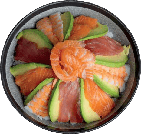 Un chirashi vu de dessus : saumon, thon, crevette et avocat disposés en rosace sur le riz