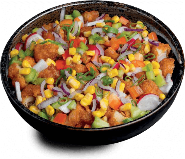 Un donburi : riz, poulet croustillant, maïs, concombre, poivron et oignon vert dans un bol noir