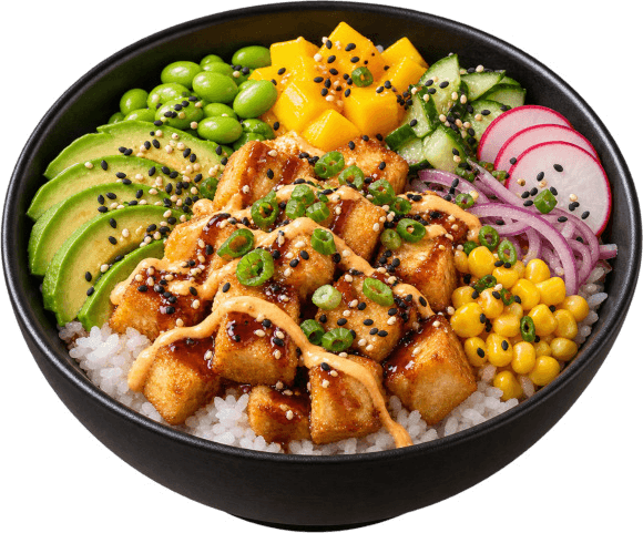 Un poké bowl : riz, maïs, edamame, radis, avocat, mangue, et un filet de mayonnaise épicée