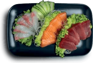 Des sashimis de saumon, de thon et de daurade sur une assiette blanche