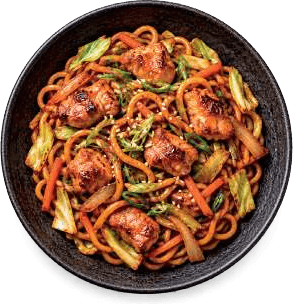 Un bol de yakisoba : nouilles sautées, légumes et sauce teriyaki, parsemés de sésame